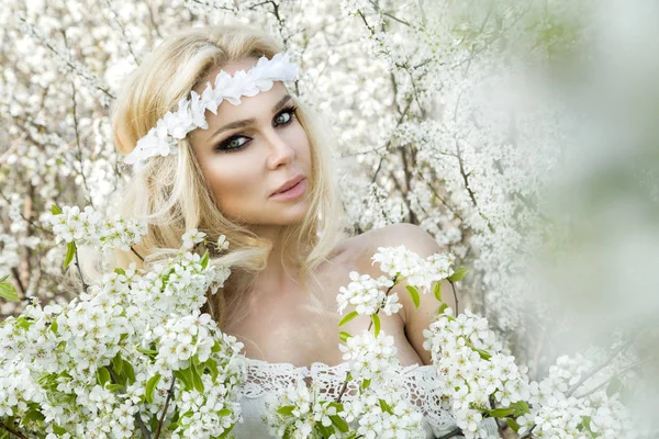 Ohromující blondýna sexy přírodní žena houpačka na houpačce na strom drží kytici jarních jarní šaty — Stock fotografie