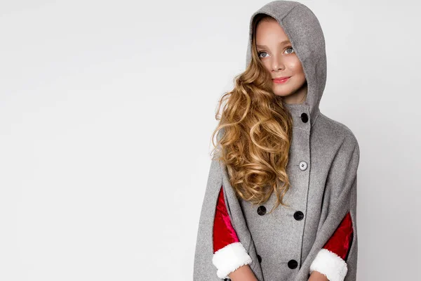 Menina bonita impressionante com longos cabelos loiros segura em suas mãos presentes, olhe alegremente para a lente no tempo de Natal — Fotografia de Stock