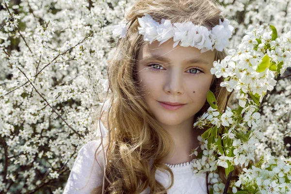 Impressionante beleza modelo jovem menina no vestido de comunhão branca fica em um palácio elegante — Fotografia de Stock