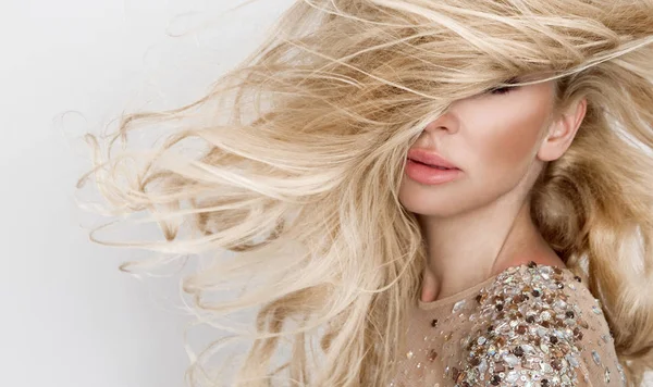 Güzel seksi sarışın model harika gözler, uzun cilt Saç zirveler ve sensörler mükemmel yüz seksi şık elbise giymiş ile aşağı Rüzgar