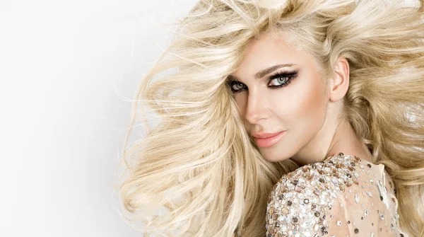 Güzel seksi sarışın kadın modeli inanılmaz uzun saçları ve mükemmel yüz beyaz bir arka plan üzerinde poz ile