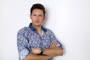 Beyaz bir arka plan üzerinde elinde bir saati olan iş elbiseli, zarif adam