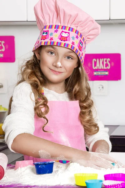 Vackra rolig tjej dotter kid i förkläden kök matlagning i köket cookies och nudlar pasta och kakor — Stockfoto