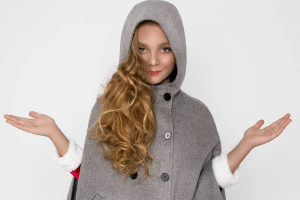 Menina bonita impressionante com longos cabelos loiros segura em suas mãos presentes, olhe alegremente para a lente no tempo de Natal — Fotografia de Stock