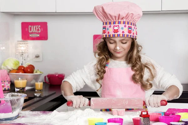 Vackra rolig tjej dotter kid i förkläden kök matlagning i köket cookies och nudlar pasta och kakor — Stockfoto