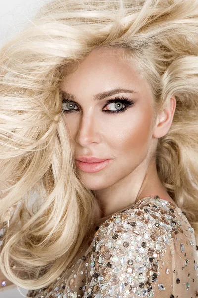 Güzel seksi sarışın model harika gözler, uzun cilt Saç zirveler ve sensörler mükemmel yüz seksi şık elbise giymiş ile aşağı Rüzgar