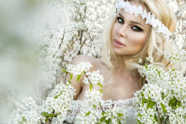 Fantastisk Blond sexig naturlig Kvinna gunga på en gunga på ett träd som bär en klänning för våren som håller en bukett av våren — Stockfoto