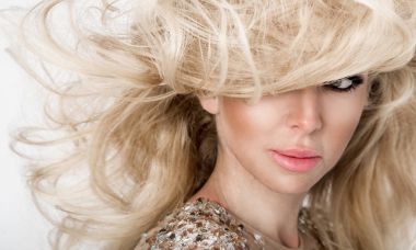 Güzel seksi sarışın model harika gözler, uzun cilt Saç zirveler ve sensörler mükemmel yüz seksi şık elbise giymiş ile aşağı Rüzgar