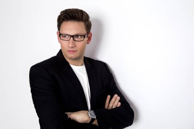 Beyaz bir arka plan üzerinde elinde bir saati olan iş elbiseli, zarif adam