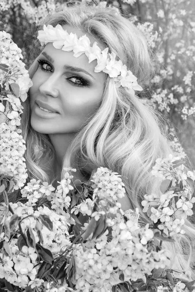 Impresionante rubia sexy mujer natural columpio en un columpio en un árbol con un vestido de primavera sosteniendo un ramo de primavera — Foto de Stock