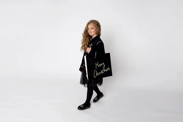 Gracieuse petite fille élégamment habillée va faire du shopping avec un sac sur son épaule — Photo