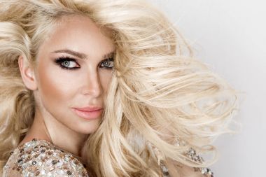 Güzel seksi sarışın model harika gözler, uzun cilt Saç zirveler ve sensörler mükemmel yüz seksi şık elbise giymiş ile aşağı Rüzgar