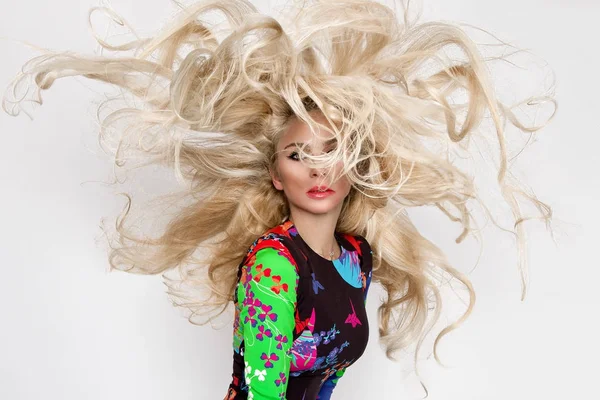 Güzel seksi sarışın model harika gözler, uzun cilt Saç zirveler ve sensörler mükemmel yüz seksi şık elbise giymiş ile aşağı Rüzgar