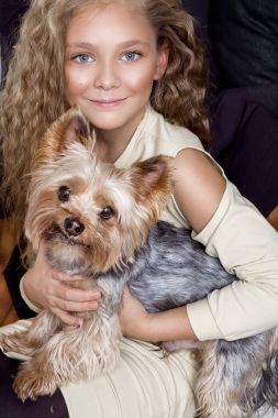 Nazik bir genç kız şaşırtıcı gözleri ve sarışın saç yalan yatakta ve arka planda siyah altın yastık bir yıldız küçüktür