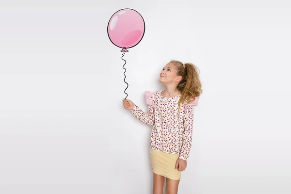 Ohromující krásná holčička s dlouhé blond vlasy stojící na bílém pozadí a v ruce drží balon — Stock fotografie