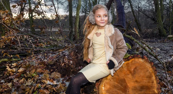 Hermosa niña dulce vestida con un abrigo de piel de oveja y bota — Foto de Stock