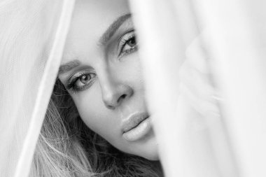 Mükemmel natu güzel şehvetli sarışın kadınla portresi