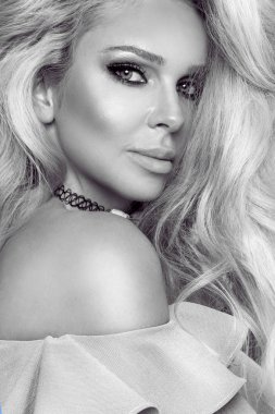 Güzellik sarışın kadın modeli inanılmaz uzun saçları ve mükemmel yüz beyaz bir arka plan üzerinde poz ile