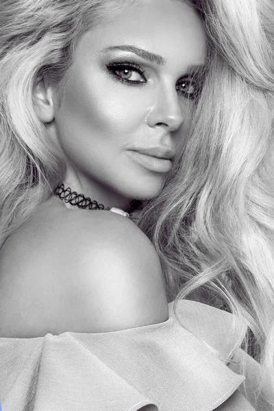 Güzellik sarışın kadın modeli inanılmaz uzun saçları ve mükemmel yüz beyaz bir arka plan üzerinde poz ile