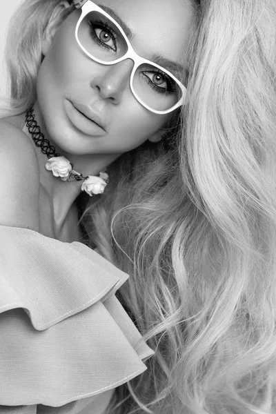 Model van de vrouwelijke van de schoonheid van het portret de blonde met geweldige lange haren en perfecte gezicht schoon jonge huid zorg die zich voordeed op een witte achtergrond in elegante brillen — Stockfoto