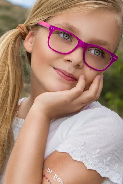 Retrato de uma menina bonita em óculos em um fundo branco — Fotografia de Stock