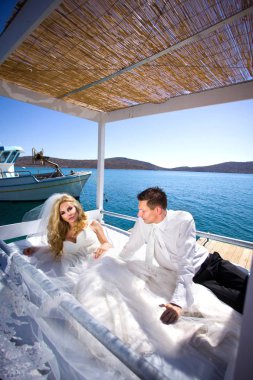 Yakışıklı adam güzel Yunan yatay olarak ilgili güzel kadın güzel genç Çift