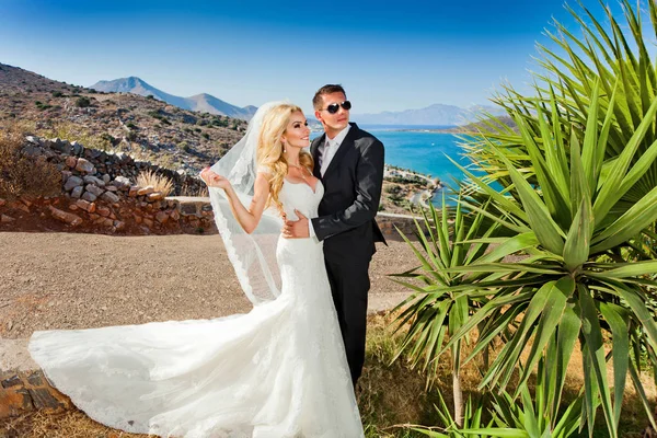 De mooie jonge paar mooie vrouw van knappe man met betrekking tot het prachtige Griekse landschap — Stockfoto