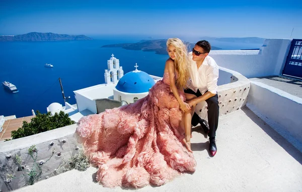 La bella giovane coppia bella donna da bell'uomo in relazione al bellissimo paesaggio greco — Foto Stock