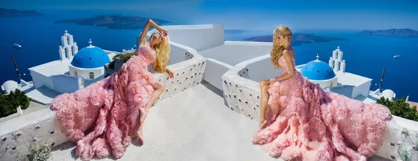 Schöne Braut blonde weibliche Modell in erstaunlichen Brautkleid posiert auf der Insel Santorini in Griechenland und darüber hinaus ist es eine schöne Aussicht — Stockfoto