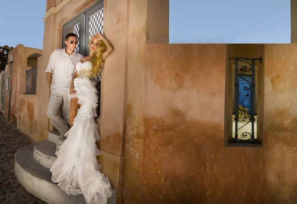 Yakışıklı adam güzel Yunan yatay olarak ilgili güzel kadın güzel genç Çift