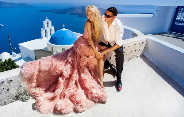 O lindo jovem casal mulher bonita de homem bonito relacionando-se com a bela paisagem grega — Fotografia de Stock