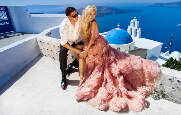 Den vackra unga par vacker kvinna från stilig man avser det vackra grekiska landskapet — Stockfoto