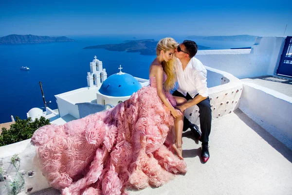 Yakışıklı adam güzel Yunan yatay olarak ilgili güzel kadın güzel genç Çift