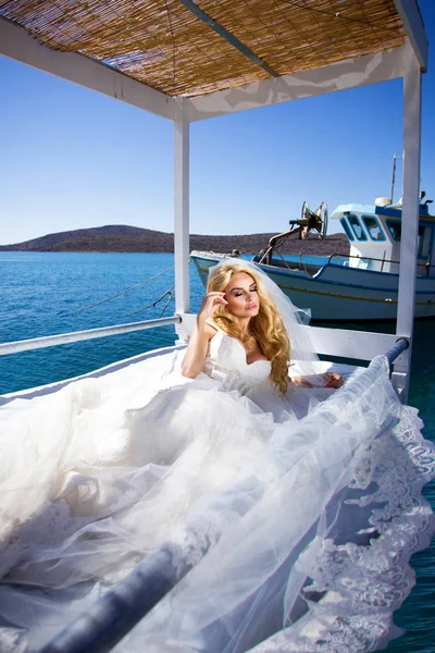 Santorini Adası Yunanistan üzerinde şaşırtıcı gelinlikle güzel gelin sarışın kadın model teşkil etmektedir ve ötesinde bu kadar güzel bir manzara