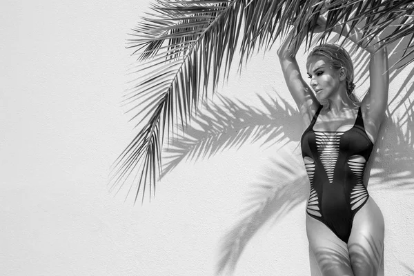Krásná fenomenální nádherné elegantní sexy blondýna model žena s dokonalou tvář nosí sluneční brýle stojí s elegantní erotické plavky na úžasný pohled s palm tree stín v Cannes, Francie — Stock fotografie