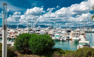 Cannes, Fransa, palmiye ağaçları, yatlar ve masmavi gökyüzü şaşırtıcı kenti