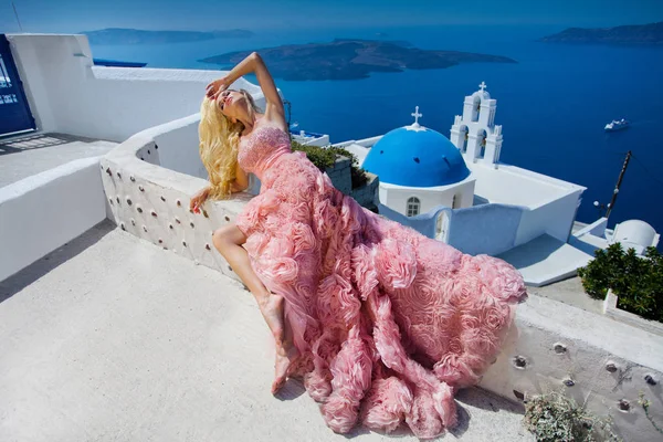 Όμορφη νύφη ξανθιά γυναίκα μοντέλο στο εκπληκτικό νυφικό θέτει στο νησί της Σαντορίνης στην Ελλάδα και πέρα είναι μια όμορφη θέα — Φωτογραφία Αρχείου