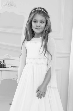 Çarpıcı güzelliği genç kız modeli beyaz komünyon elbiseli zarif bir sarayda standları