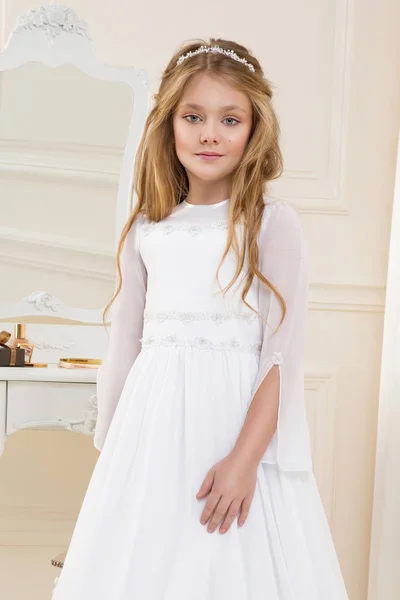 Εκπληκτική ομορφιά μοντέλο νεαρό κορίτσι στο φόρεμα λευκό κοινωνία βρίσκεται σε ένα κομψό παλάτι — Φωτογραφία Αρχείου