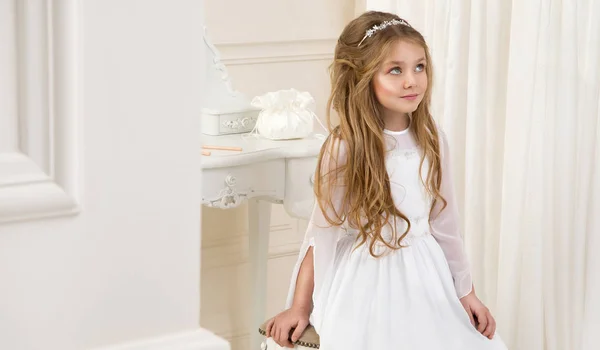 Impresionante belleza joven modelo en el vestido de comunión blanca se encuentra en un elegante palacio —  Fotos de Stock