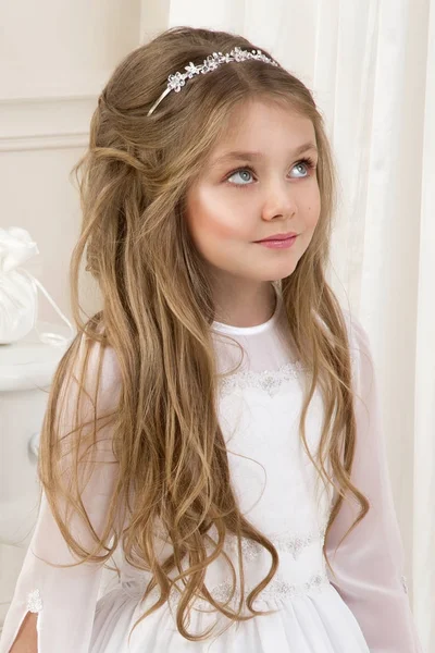 Lenyűgöző szépség fiatal lány modell a fehér áldozó ruha áll egy elegáns palotában — Stock Fotó