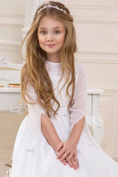 Ohromující krása mladá dívka model v bílé přijímání šaty stojí v elegantním paláci — Stock fotografie