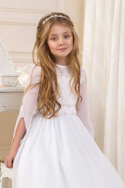 Εκπληκτική ομορφιά μοντέλο νεαρό κορίτσι στο φόρεμα λευκό κοινωνία βρίσκεται σε ένα κομψό παλάτι — Φωτογραφία Αρχείου