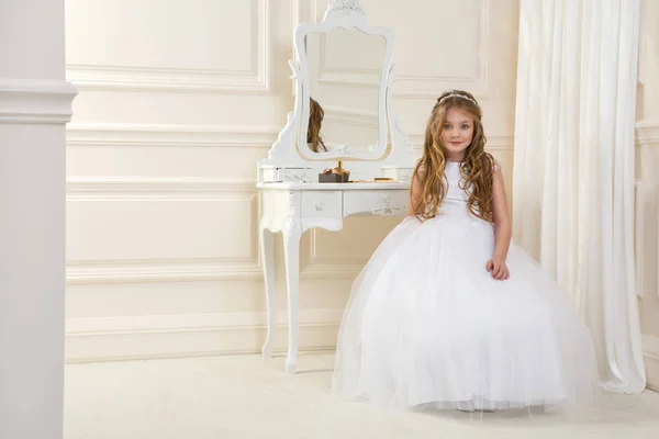Oszałamiające piękno model młoda dziewczyna w sukni białej komunii stoi w eleganckim pałacu — Zdjęcie stockowe