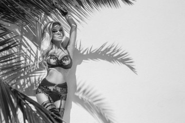 Güzel çarpıcı zarif seksi sarışın model harika palmiye ağacı gölge Fransa'nın Cannes görünümle erotik iç çamaşırı iç çamaşırı ile
