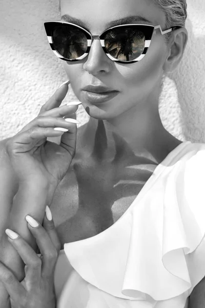 아름 다운 초상화 놀라운 멋진 우아한 섹시 한 금발 모델 여자는 선글라스를 착용 하는 완벽 한 얼굴로 서 칸 느, 프랑스에 팜 나무 그림자와 놀라운 보기에 우아한 swinsuit — 스톡 사진