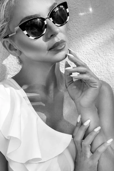 Retrato hermoso fenomenal impresionante mujer modelo rubia sexy elegante con cara perfecta con un puesto de gafas de sol con traje de baño elegante en la vista increíble con sombra de palmera en Cannes, Francia — Foto de Stock