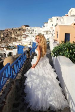 Güzel gelin, Santorini Yunanistan inanılmaz gelinlikle sarışın model çalışır. Kaçan gelin