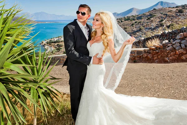 De mooie jonge paar mooie vrouw van knappe man met betrekking tot het prachtige Griekse landschap — Stockfoto