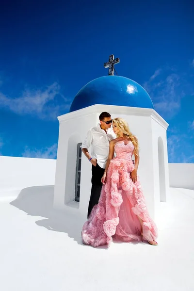 De mooie jonge paar mooie vrouw van knappe man met betrekking tot het prachtige Griekse landschap — Stockfoto